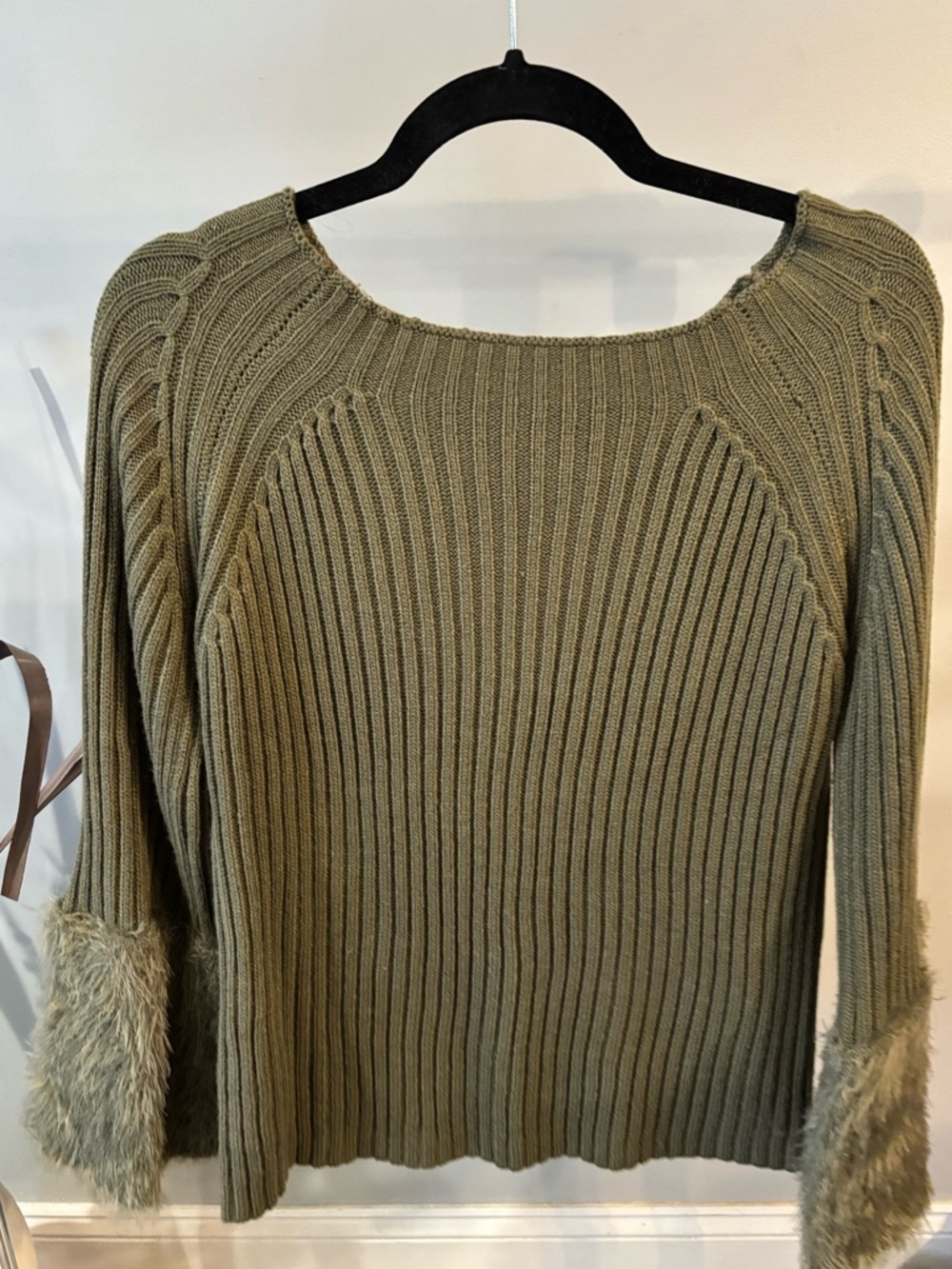 Solution Ribbed Olive Green Scoop-Neck Sweater with Faux Fur Cuffs size M/L